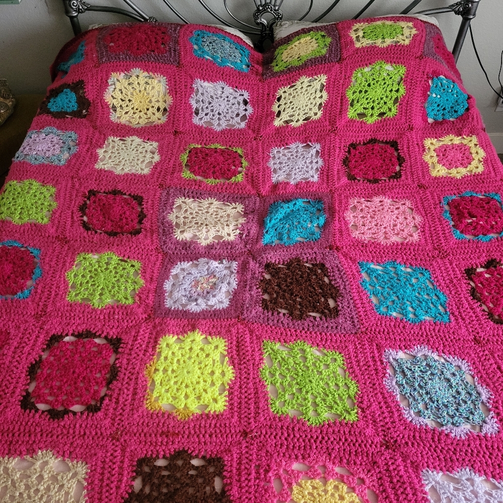 STUNNING Hand Crocheted Blanket - Picture 2 of 7